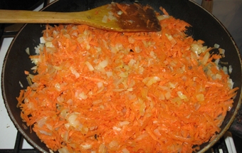 смажимо цибулю з морквою