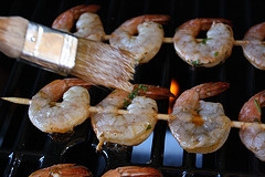 запікаємо креветки на грилі