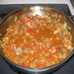 м'ясо з томатами та цибулею