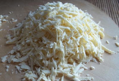 натираємо сир на тертці