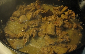 тушкуємо курячу печінку з цибулею, спеціями, водою і плавленим сиром