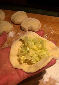 викладаємо начинку на тестову коржик