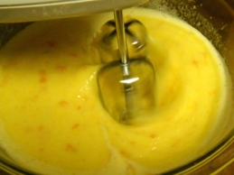 збиваємо яйця з молоком і апельсиновім соком