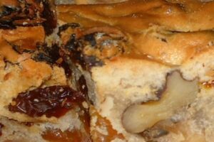 Коврижка з родзинками і горіхами