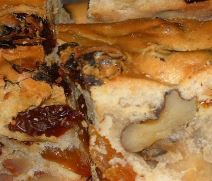 розрізана на порційні шматки коврижка