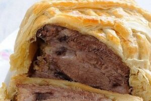 Буженина запечена в тісті