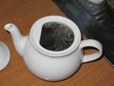 заливаємо чай окропом