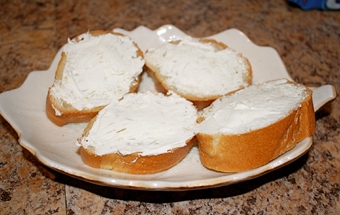 намазуємо паштет на шматочки багета