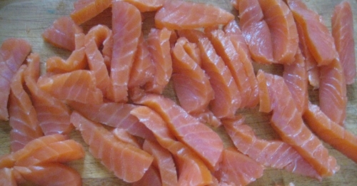 нарізаємо сьомгу