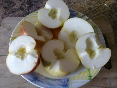 очищаємо яблука від серцевин