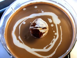 виливаємо в чашу блендера вершки