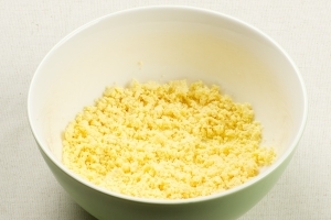 розминаємо жовтки