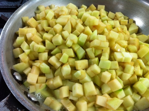 перекладаємо яблука в сковороду