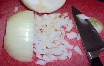 дрібно рубаємо цибулю