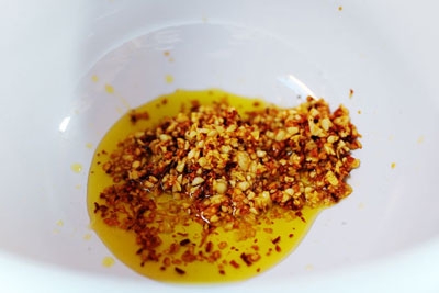 часник в мисці