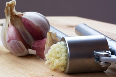 подрібнюємо часник