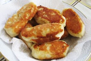 Сирні пиріжки з яблуками