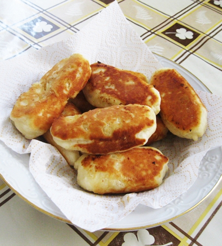 Готові пиріжки з яблуками