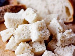 нарізаємо хліб на кубики