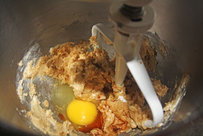 додаємо в вершково-цукрову суміш яйце