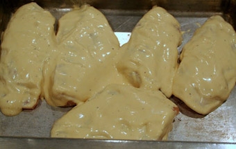 поливаємо курячі грудки вершковим соусом