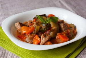 Готове рагу зі свинини