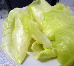 Оброблені в окропі капустяні листи