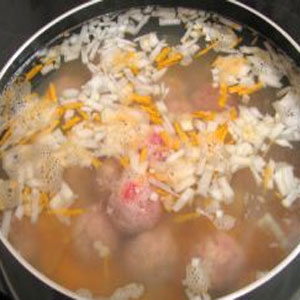 викладаємо в каструлю фрикадельки