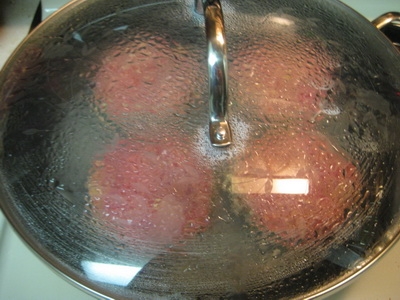 тушкуємо котлети на пару