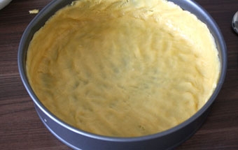 викладаємо тісто у форму для запікання