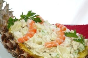 Салат в ананасі