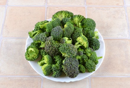 Поділяємо броколі на суцвіття