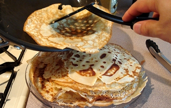 перекладаємо готові млинці в блюдо