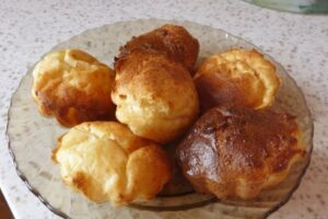 Сирні пампушки зі згущеним молоком