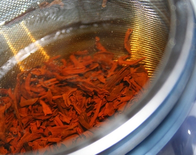 заливаємо чай окропом