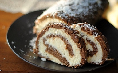 Розрізаємо рулет на шматочки і подаємо гостям