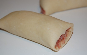 рулет нарізаємо на шматочки