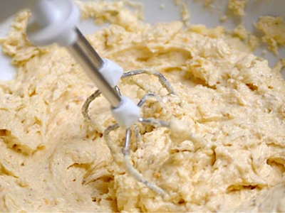 перемішуємо бісквітне тісто з манною сумішшю