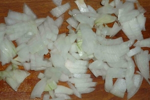 Подрібнюємо цибулю