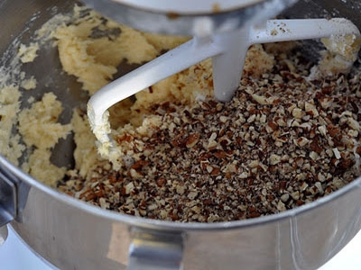 горіхи в мисці