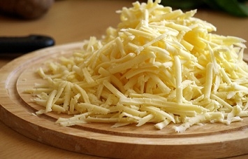 Натираємо сир