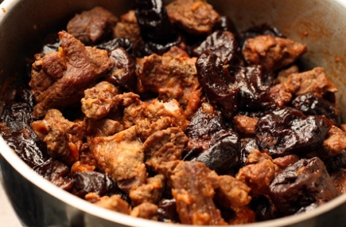 М'ясо з чорносливом в казані