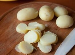 нарізаємо картоплю тонкими пелюстками