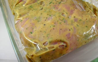 заливаємо маринад в пакет з курячими шматочками