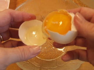 відокремлюємо жовток від білка