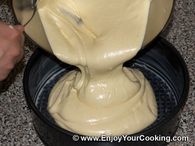 наливаємо тісто у форму для запікання