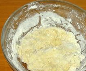 Всипаємо борошно і перемішуємо тісто