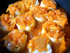 поливаємо кожен шар страви заливкою