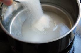 висипаємо в каструлю цукор