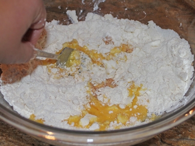 змішуємо борошно зі збитими яйцями